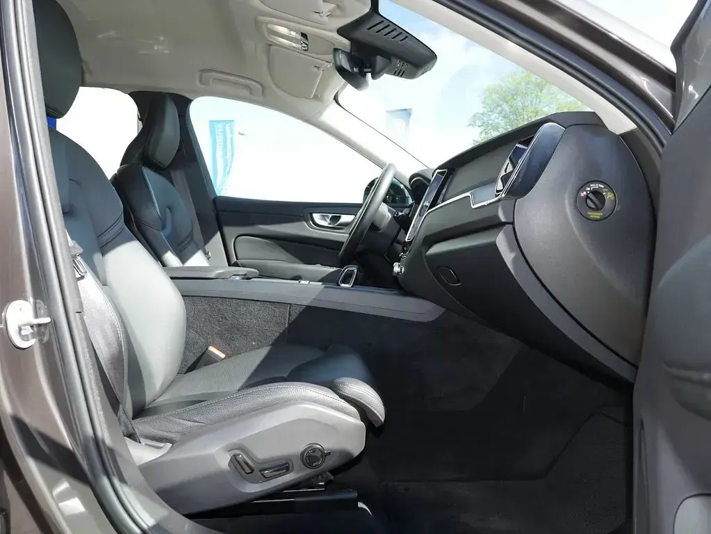 Gebraucht Volvo XC60 Plus 197 PS (144 kW) 2024 Grau SUV