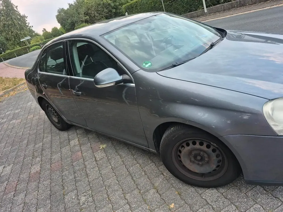 Gebraucht VW Jetta 115 PS (84 kW) 2005 Grau Limousine
