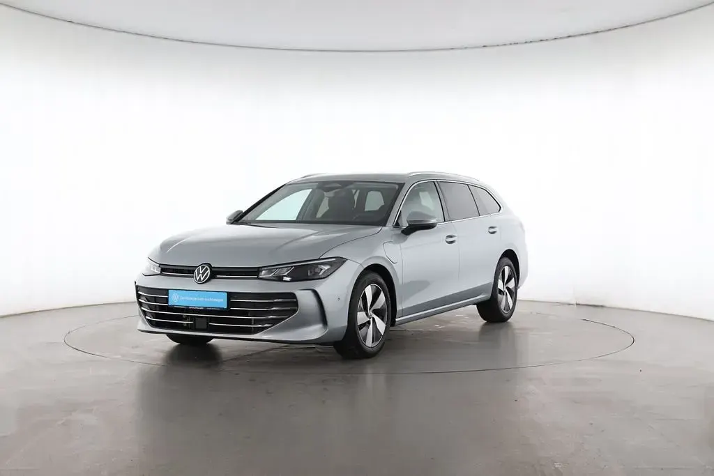 Gebraucht VW Passat Business 150 PS (110 kW) 2025 Oyster silver Kombi