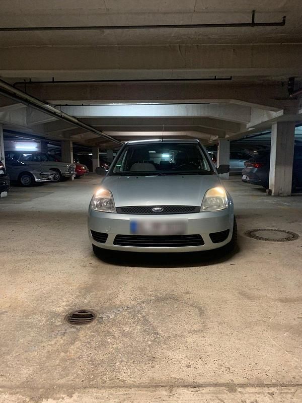 Grau Gebraucht 2003 Ford Fiesta Limousine | 1.200 € - Bild 1/4