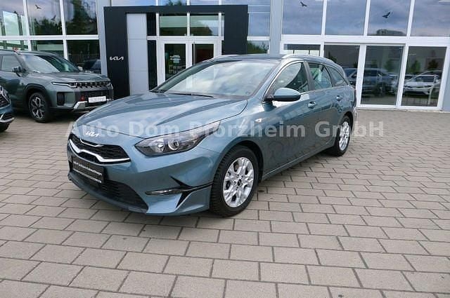 Yukagrau met. (usg) Gebraucht 2024 Kia Ceed Sportswagon Comfort Kombi | 23.280 € (Superpreis) - Bild 1/4