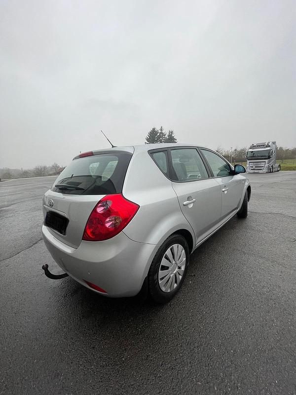 Gebraucht Kia Ceed EX 90 PS (66 kW) 2008 Silber Kleinwagen