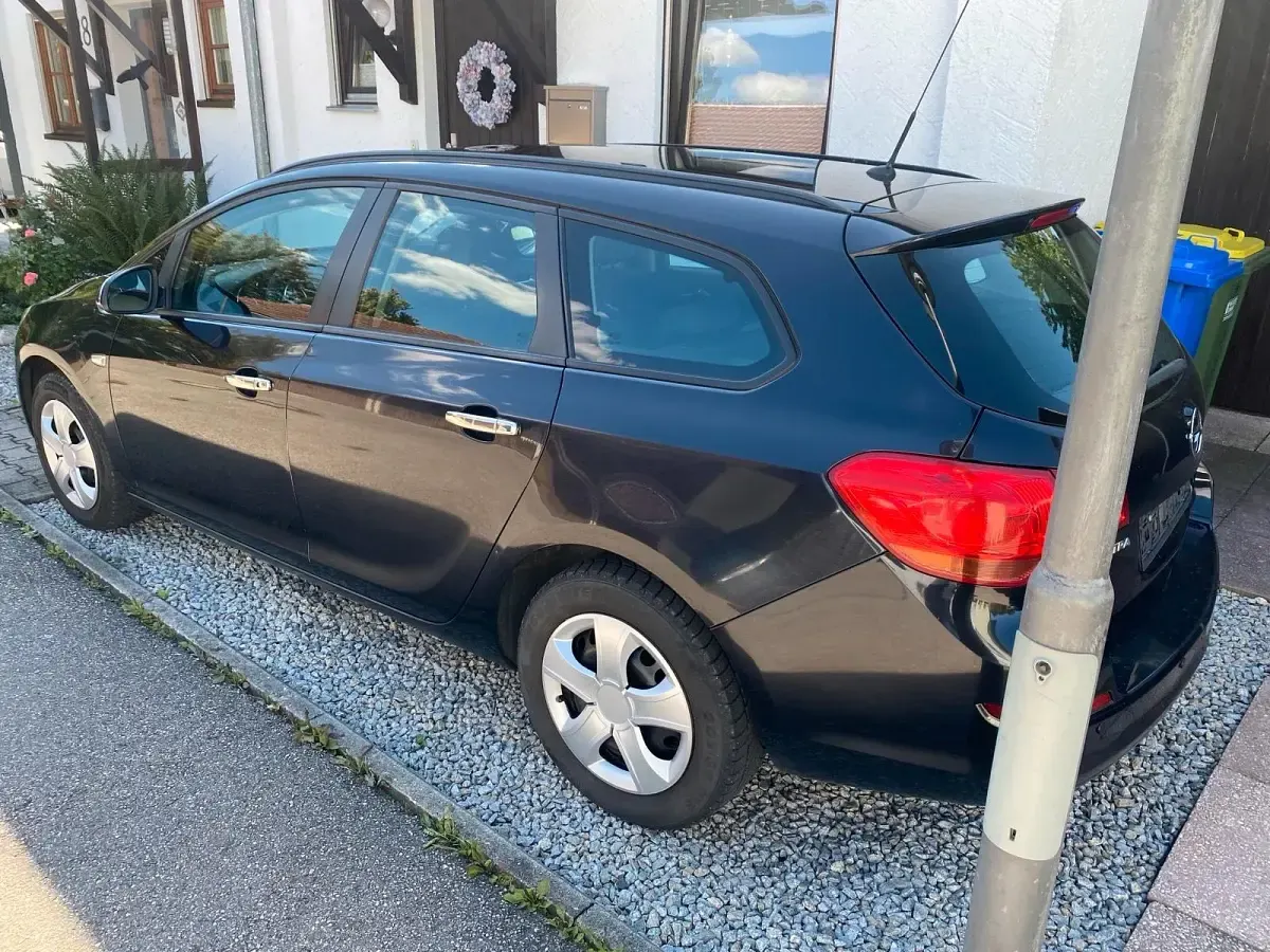 Gebraucht Opel Astra 101 PS (74 kW) 2011 Schwarz Kombi