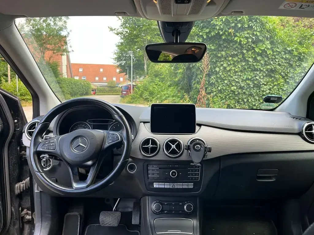 Gebraucht Mercedes B180 122 PS (89 kW) 2015 Schwarz Kleinwagen