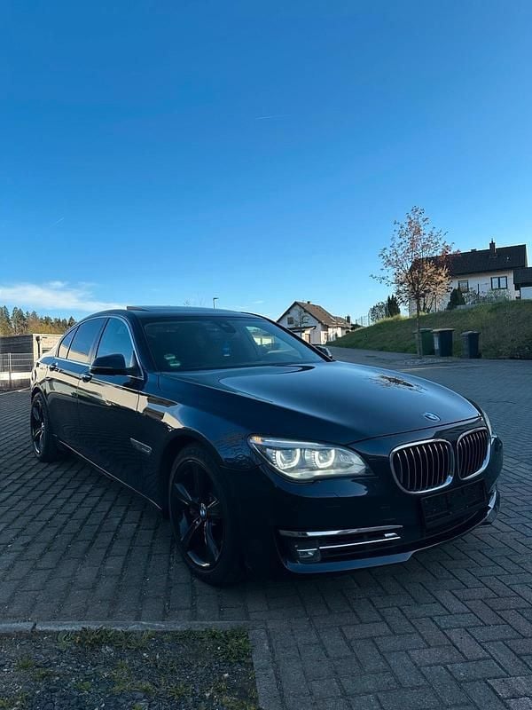 Second-hand BMW 740 313 CP (230 kW) 2013 Albastru Berlinǎ