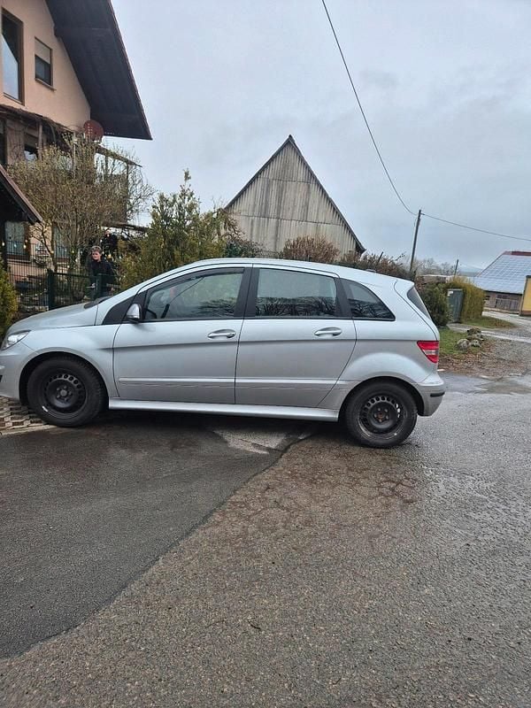 Gebraucht Mercedes B180 109 PS (80 kW) 2010 Silber Van / Kleinbus