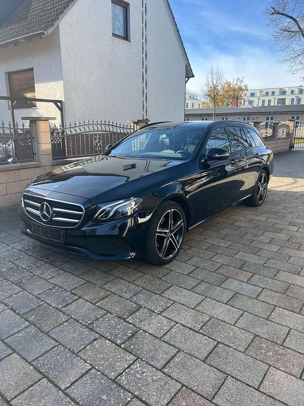 Schwarz Gebraucht 2019 Mercedes E220 Night Kombi | 24.700 € (Fairer Preis) - Bild 1/4