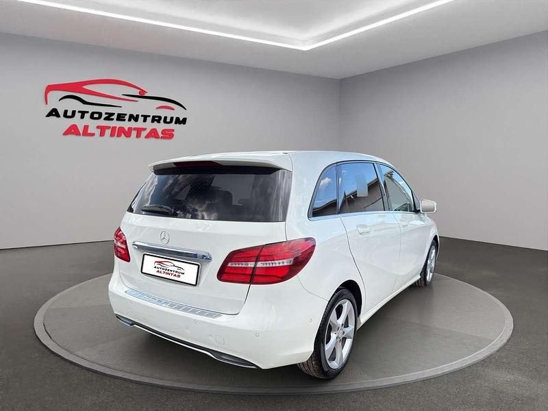 Gebraucht Mercedes B180 Style 122 PS (89 kW) 2016 Weiß Van / Kleinbus