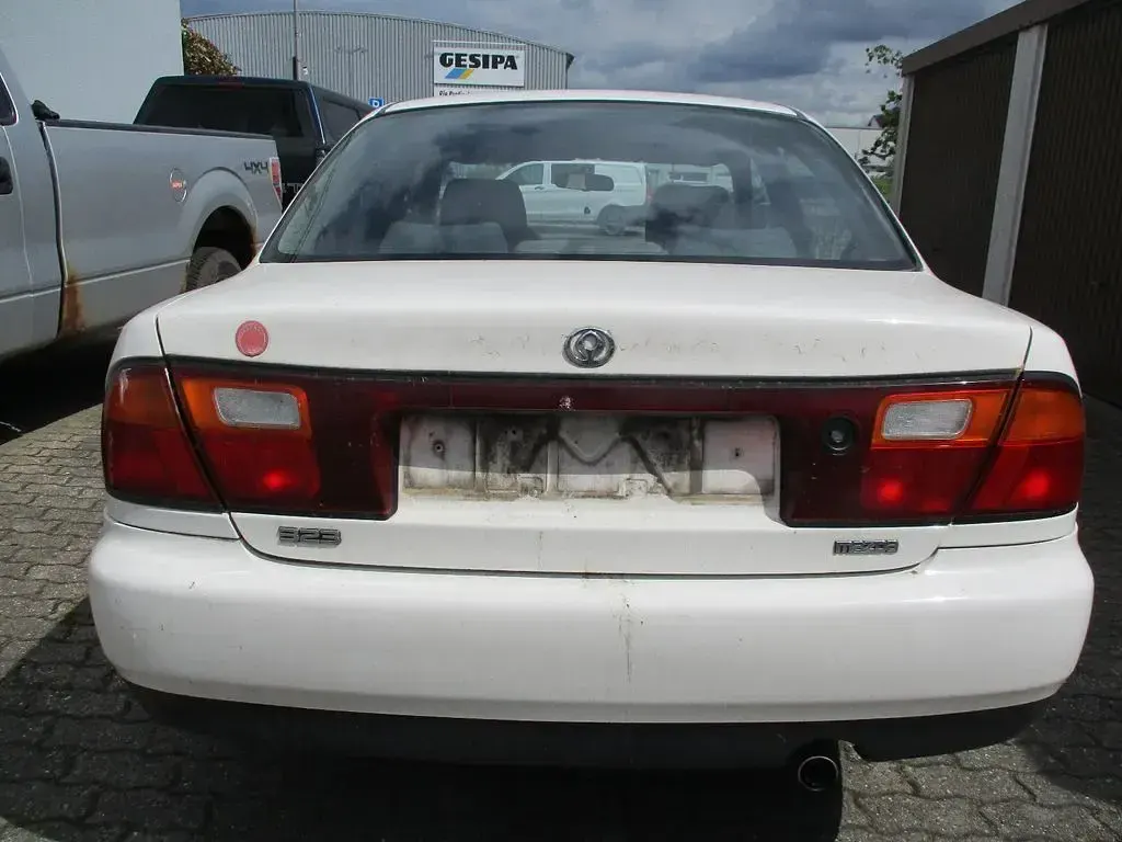 Używany Mazda 323 88 KM (64 kW) 1996 Biały Sedan/Limuzyna