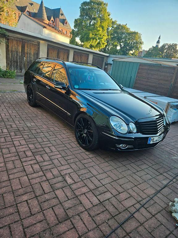 Schwarz Gebraucht 2006 Mercedes E350 Avantgarde Limousine | 7.777 € (Fairer Preis) - Bild 1/4