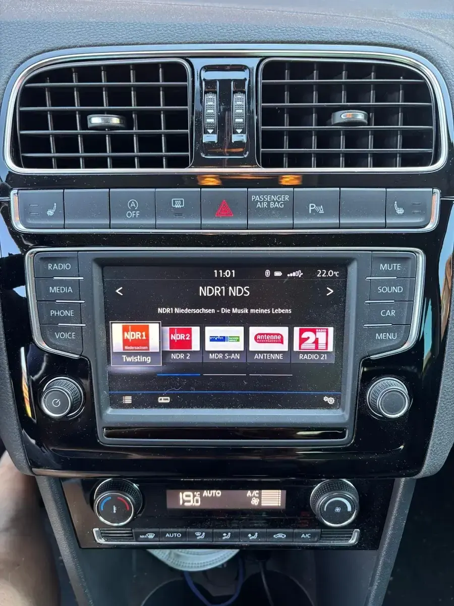 Gebraucht VW Polo Sound 90 PS (66 kW) 2017 Blau Kleinwagen