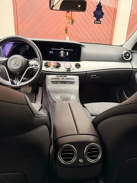 Gebraucht Mercedes E220 194 PS (142 kW) 2021 Schwarz Limousine