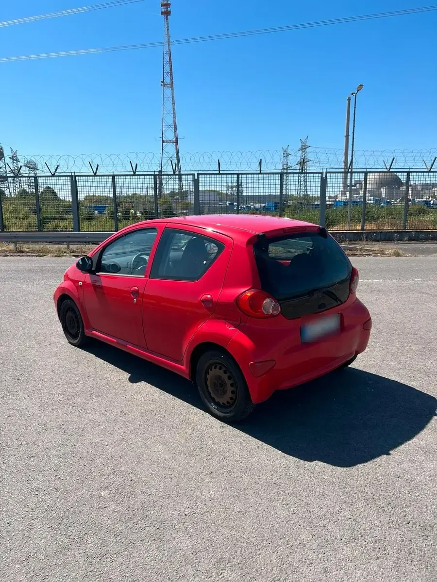 Gebraucht Toyota Aygo 68 PS (50 kW) 2005 Rot Kleinwagen