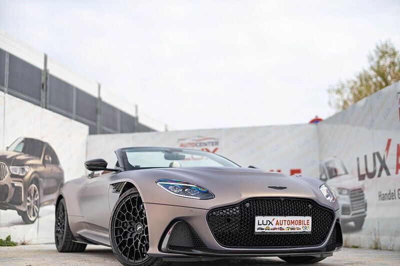 Braun Neu 2024 Aston Martin DBS Cabrio | 468.888 € - Bild 1/4