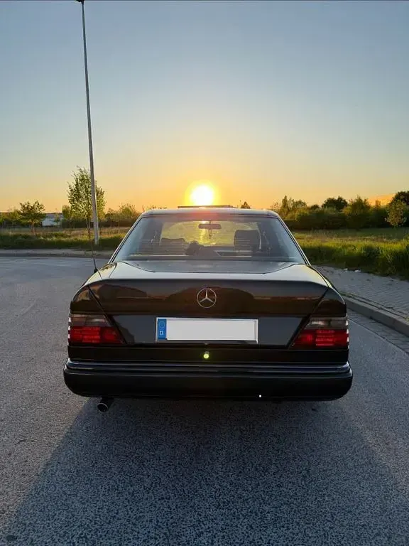 Gebraucht Mercedes E200 118 PS (86 kW) 1990 Schwarz Limousine