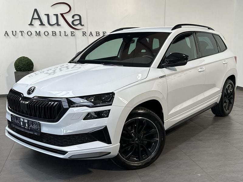 Moonweiss metallic Gebraucht 2024 Skoda Karoq SportLine SUV | 33.989 € (Guter Preis) - Bild 1/4