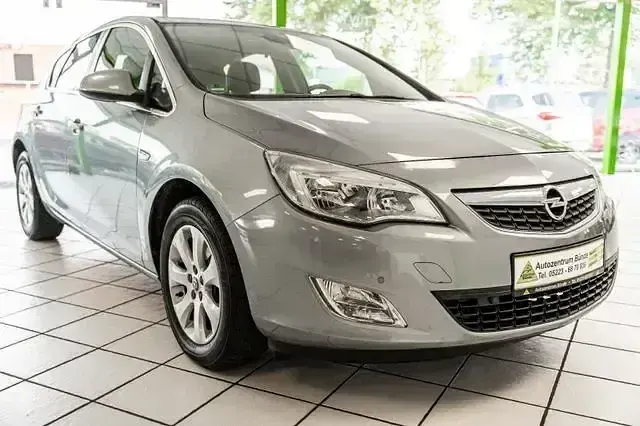 Gebraucht Opel Astra Cosmo 140 PS (102 kW) 2010 Silbersee/perl silber (m2) Limousine