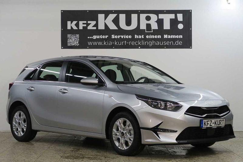 Sparklingsilber Neu 2025 Kia Ceed Comfort Limousine | 26.490 € (Fairer Preis) - Bild 1/4