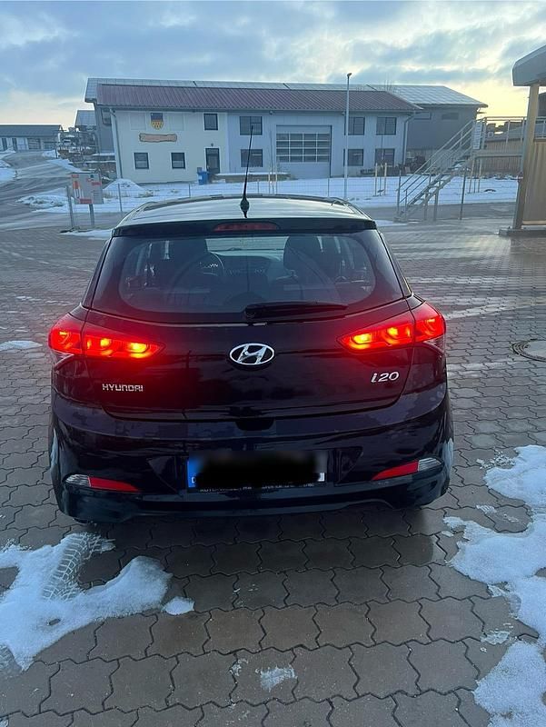 Gebraucht Hyundai i20 75 PS (55 kW) 2016 Schwarz Limousine