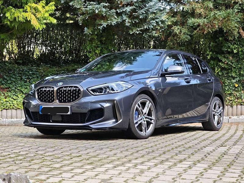 Grau Gebraucht 2020 BMW M135 Comfort Edition Kleinwagen | 34.900 € (Fairer Preis) - Bild 1/4