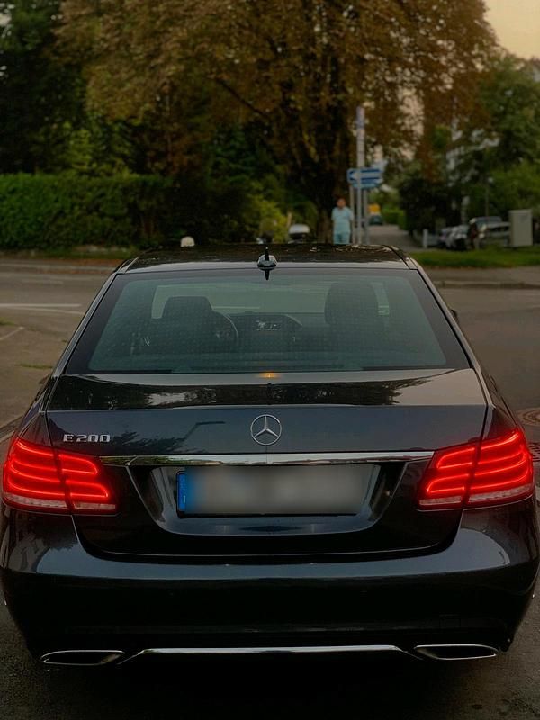 Grau Gebraucht 2015 Mercedes E200 Limousine | 17.500 € (Fairer Preis) - Bild 1/4