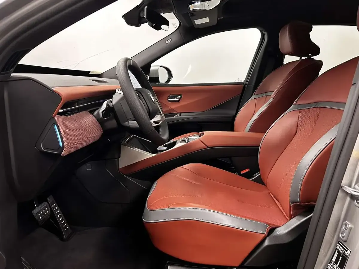 Gebraucht BMW iX3 Sport Line 344 kW (469 PS) 2025 Spacesilber SUV