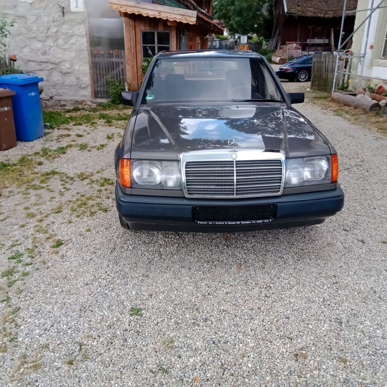 Grau Gebraucht 1988 Mercedes 230 Limousine | 9.100 € - Bild 1/4