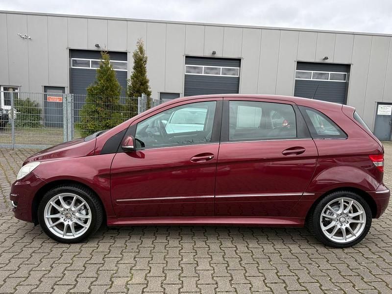 Gebraucht Mercedes B180 116 PS (85 kW) 2011 Saturnrot Van / Kleinbus