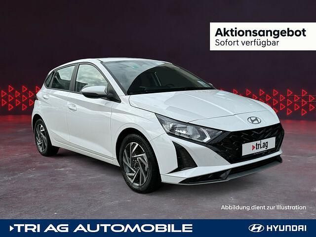 Atlas white / sol Gebraucht 2024 Hyundai i20 Trend Limousine | 18.880 € (Fairer Preis) - Bild 1/2