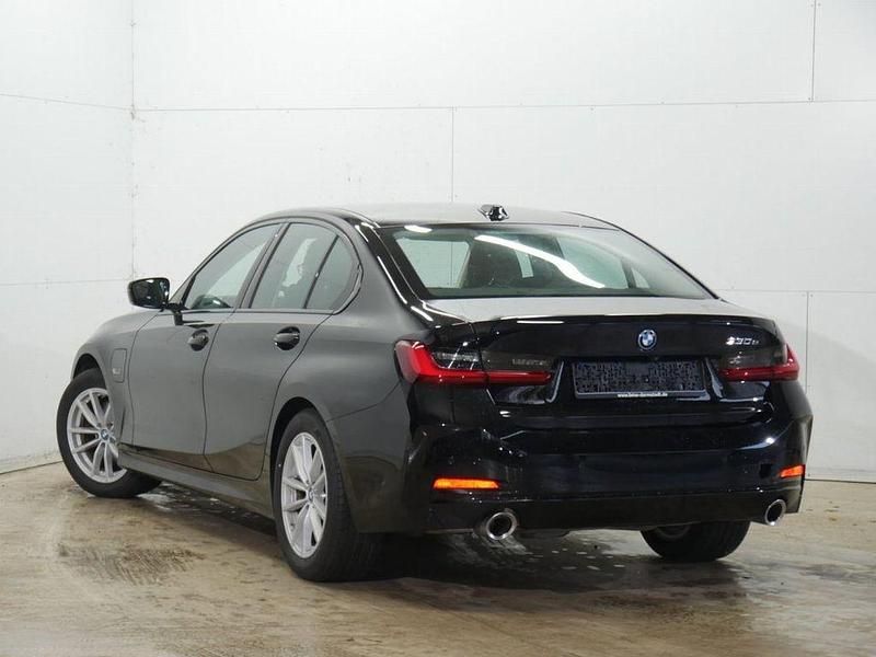 Gebraucht BMW 330e 292 PS (214 kW) 2024 Schwarz Limousine