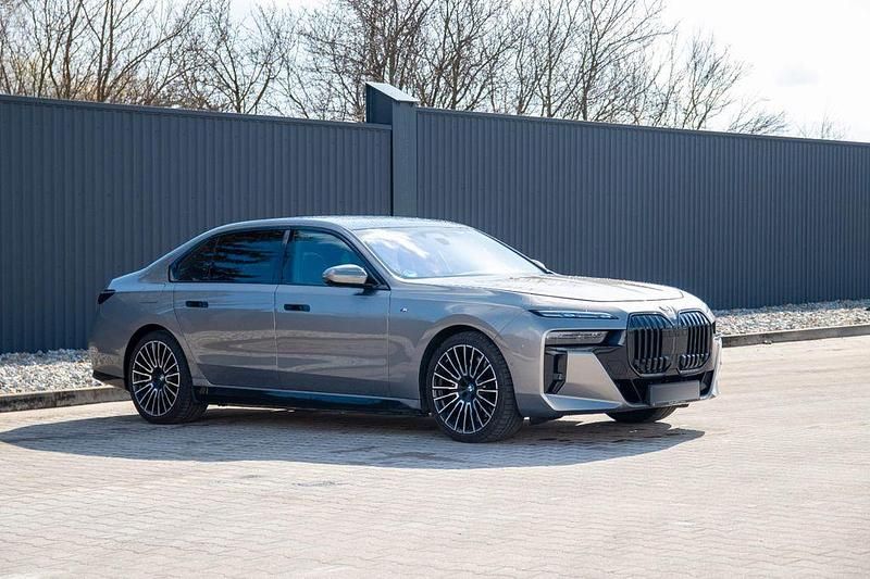 Gebraucht BMW 750e M Sport 313 PS (230 kW) 2025 Grau Limousine