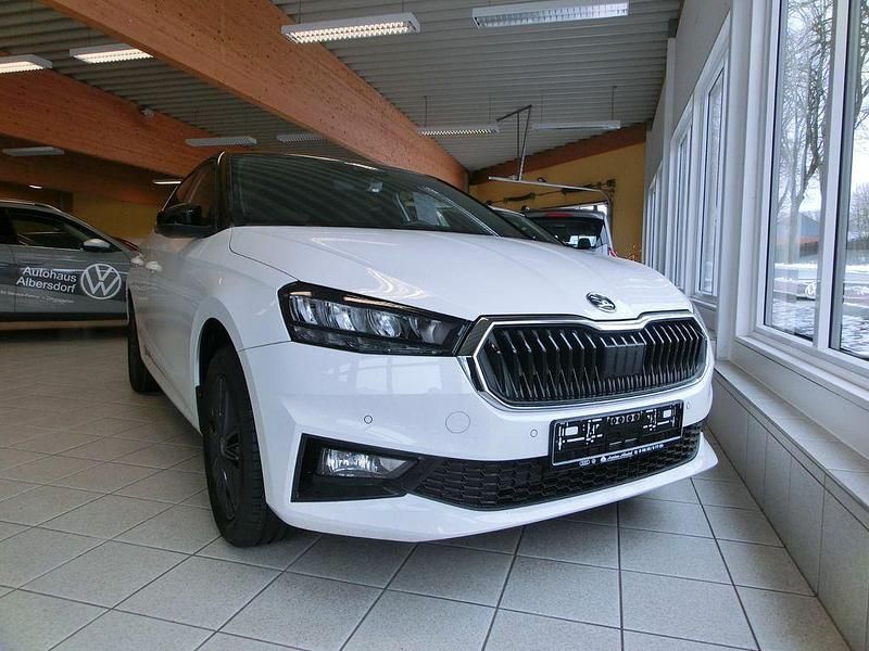 Neu Skoda Fabia Dynamic 116 PS (85 kW) 2025 Weiß Limousine