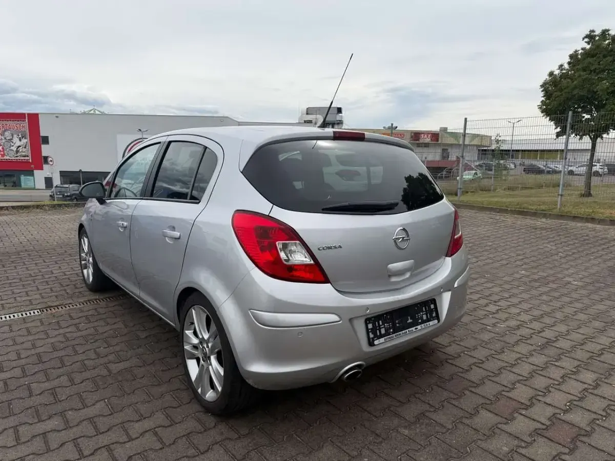 Gebraucht Opel Corsa 101 PS (74 kW) 2012 Argonsilber Kleinwagen