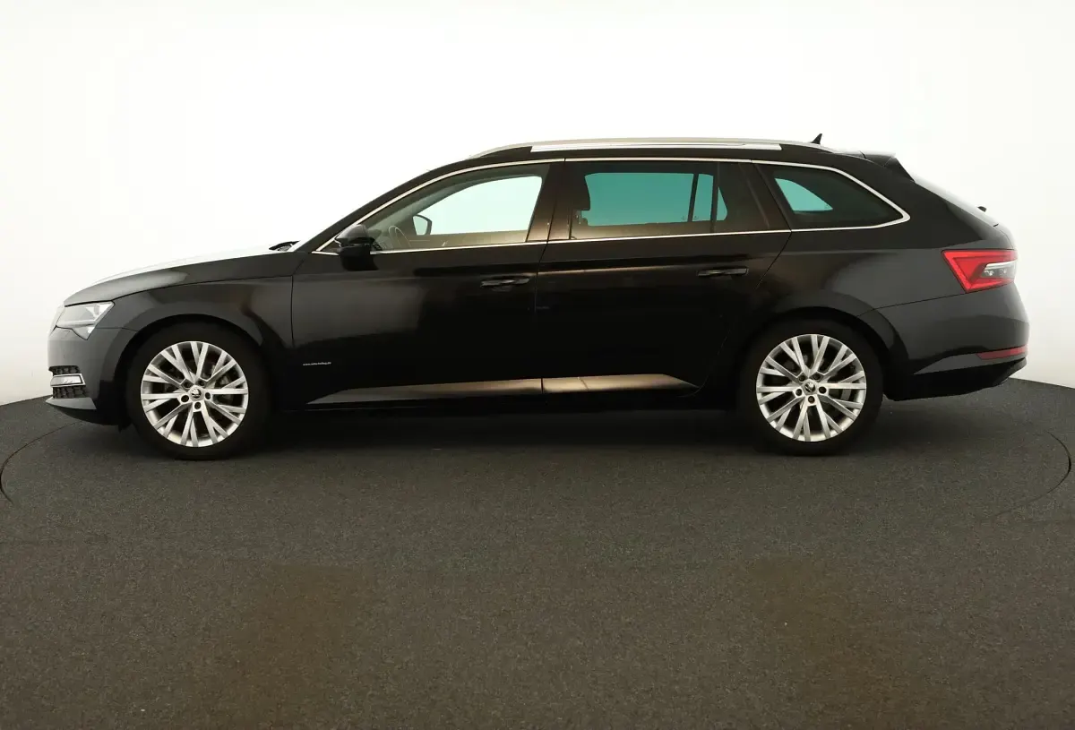 Gebraucht Skoda Superb Style 150 PS (110 kW) 2023 Black magic perleffekt Kombi