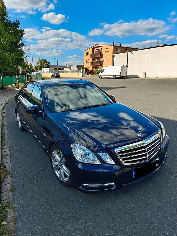 Blau Gebraucht 2011 Mercedes E350 Avantgarde Limousine | 13.999 € (Fairer Preis) - Bild 1/4