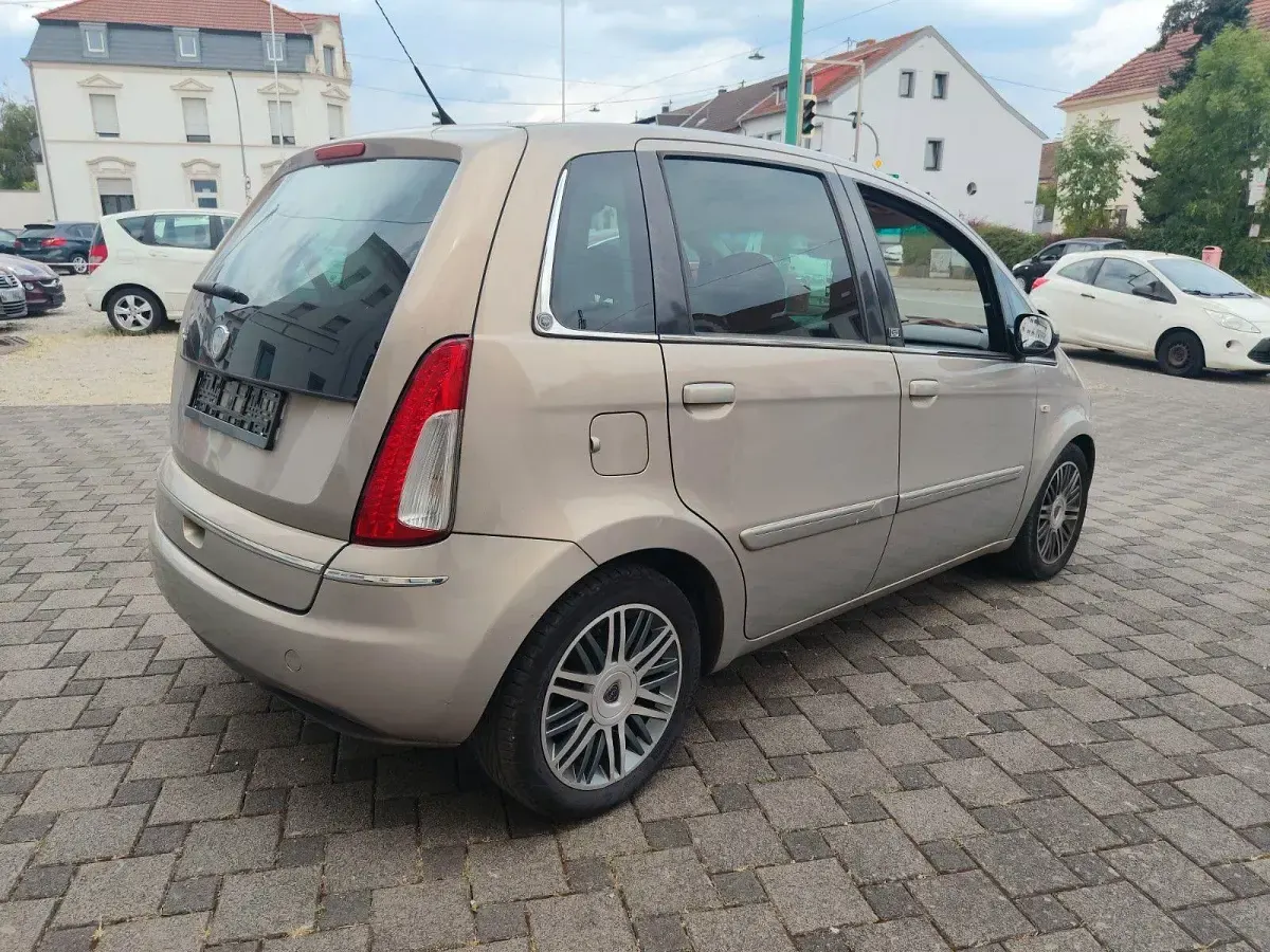 Gebraucht Lancia Musa 90 PS (66 kW) 2010 Grau Van / Kleinbus