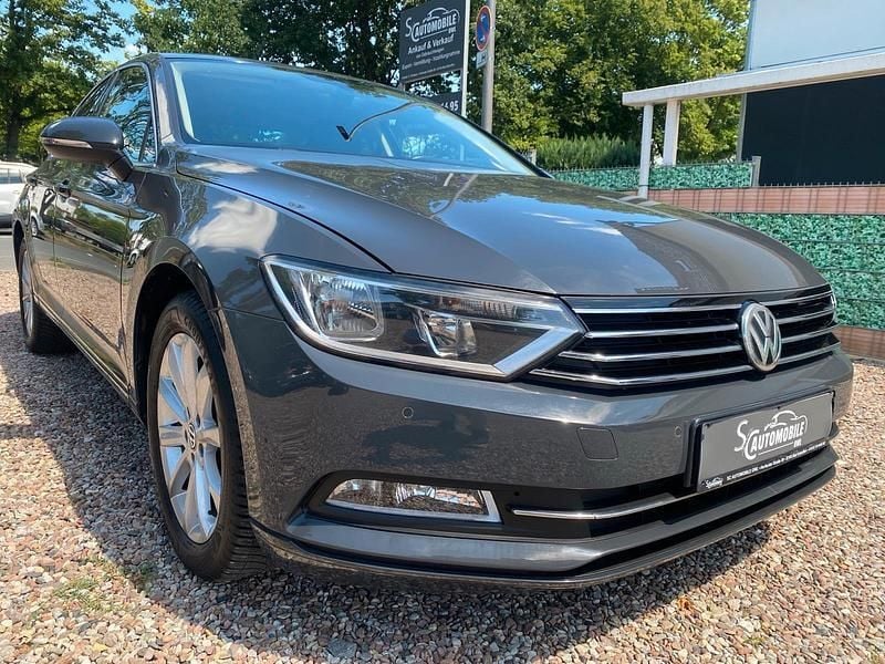 Grau Gebraucht 2015 VW Passat Comfortline Limousine | 12.990 € (Guter Preis) - Bild 1/4