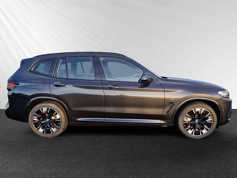 Gebraucht BMW iX3 M Sport 210 kW (286 PS) 2024 Sophistograu brillanteffekt metallic SUV
