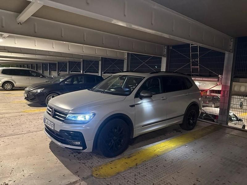 Grau Gebraucht 2018 VW Tiguan Allspace R-line SUV | 21.300 € (Superpreis) - Bild 1/4
