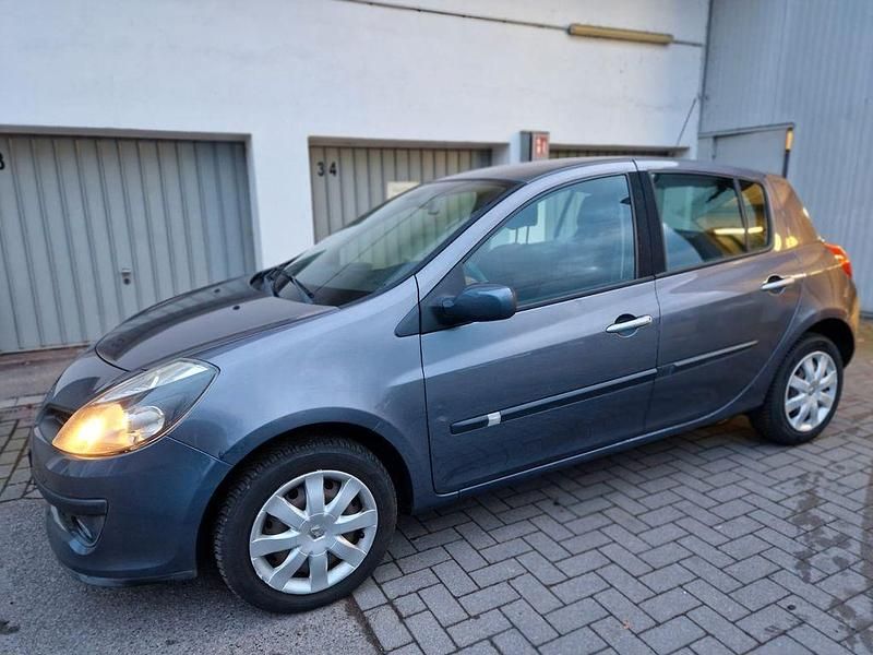 Blau Gebraucht 2007 Renault Clio III Dynamique Limousine | 3.190 € (Guter Preis) - Bild 1/4