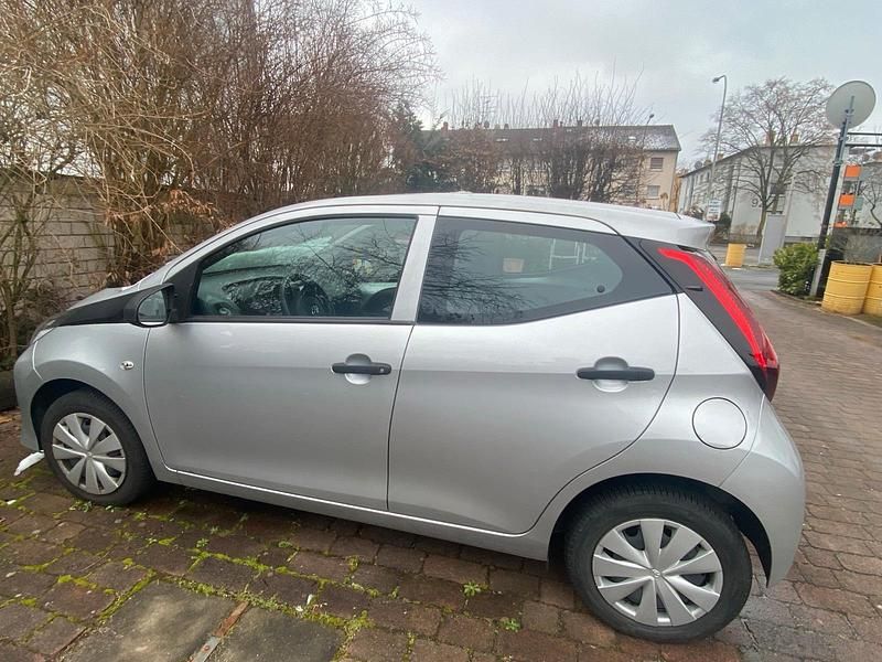 Gebraucht Toyota Aygo 72 PS (52 kW) 2018 Grau Kleinwagen