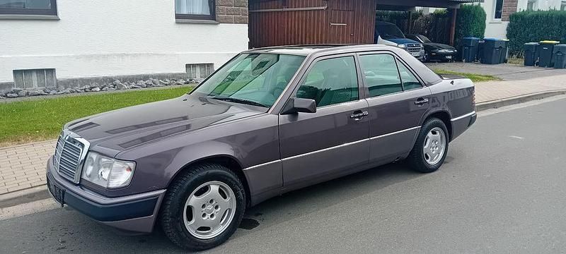 Violett Gebraucht 1993 Mercedes E200 Limousine | 6.900 € - Bild 1/4