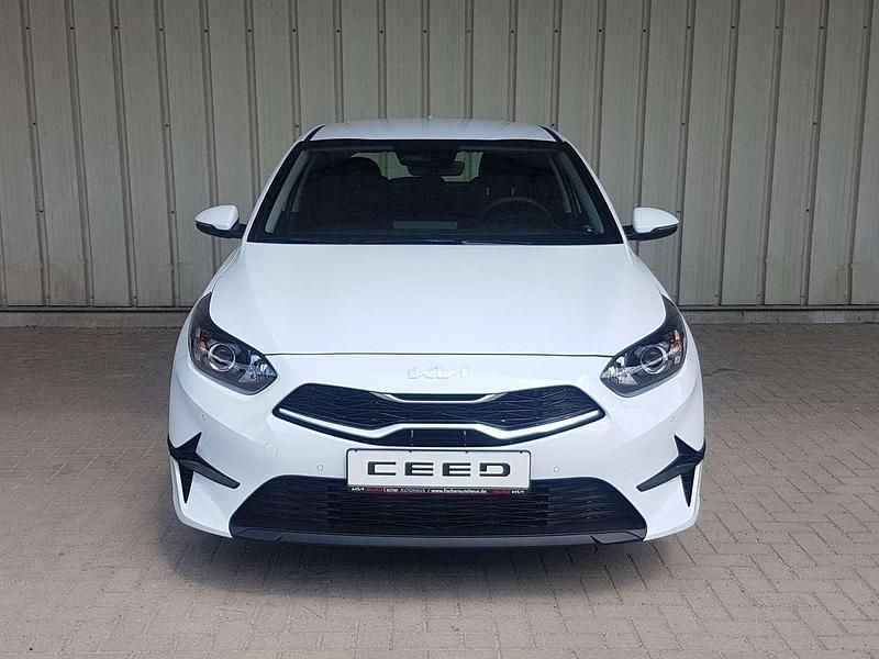 Neu Kia Ceed 99 PS (72 kW) 2025 Carraraweiss Kleinwagen