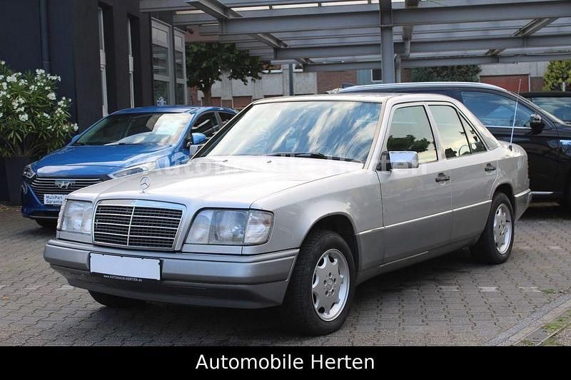 Silber Gebraucht 1994 Mercedes E200 Limousine | 2.990 € - Bild 1/4