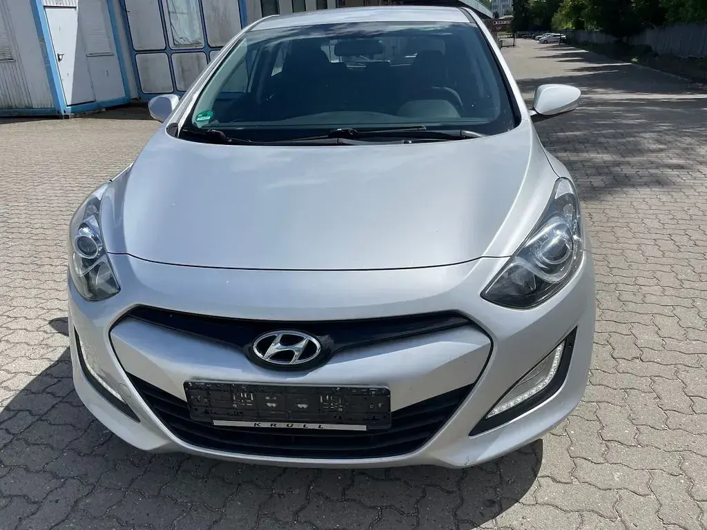 Gebraucht Hyundai i30 Trend 90 PS (66 kW) 2013 Silber Limousine