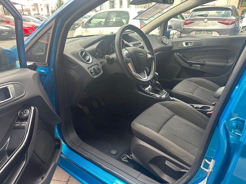 Gebraucht Ford Fiesta Titanium 125 PS (91 kW) 2015 Blau Kleinwagen
