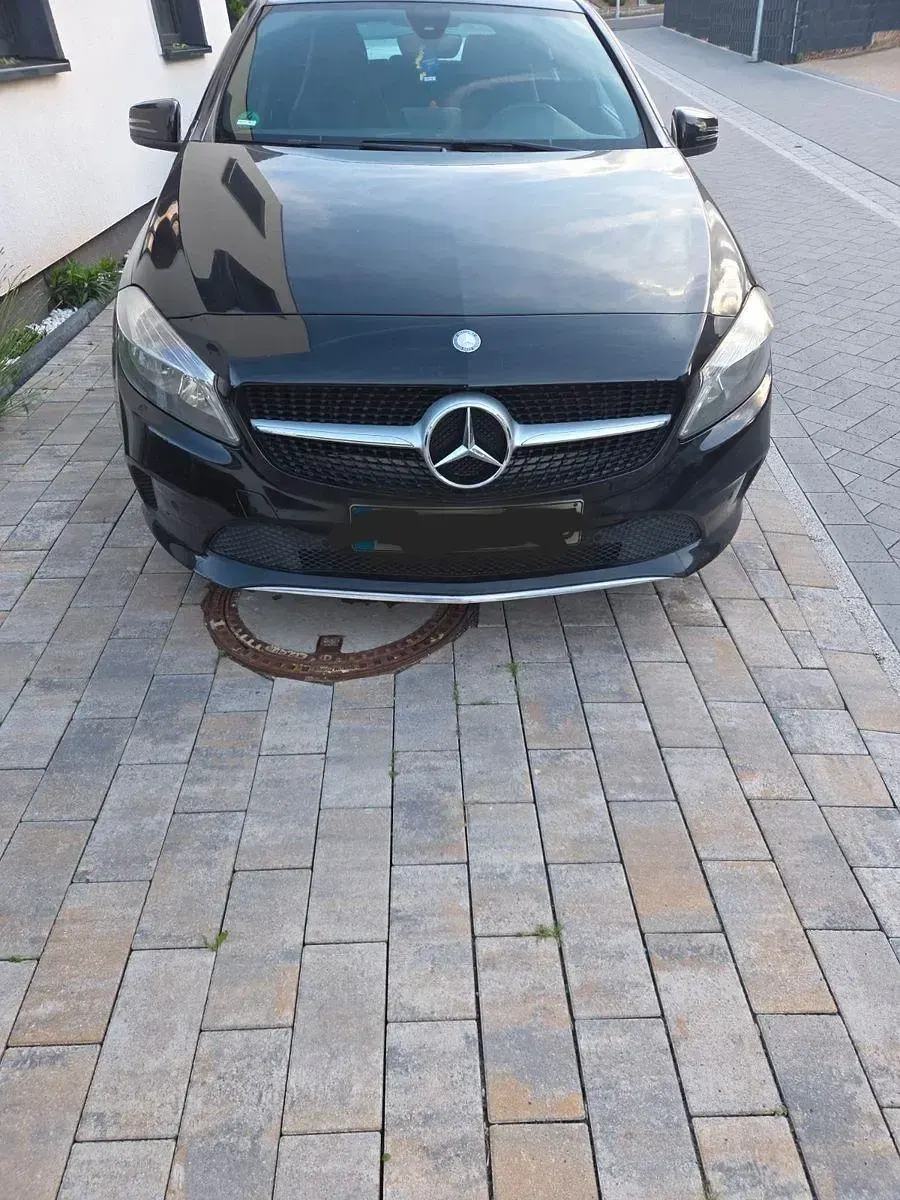 Gebraucht Mercedes A180 109 PS (80 kW) 2016 Schwarz Limousine