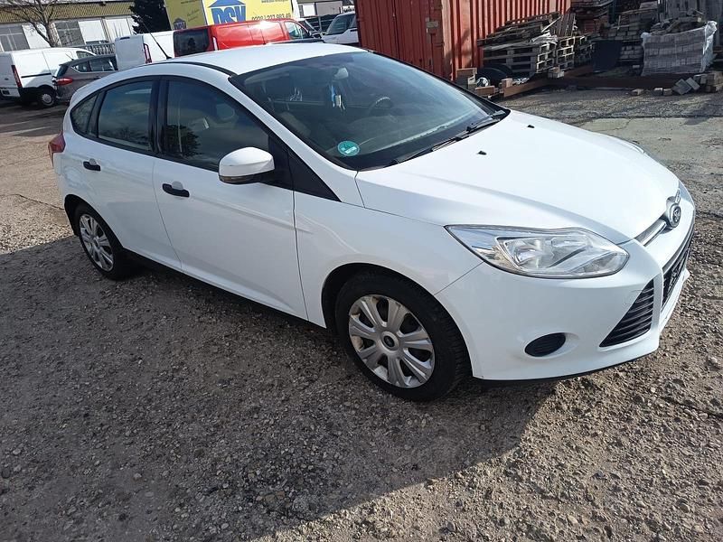 Gebraucht Ford Focus 100 PS (73 kW) 2014 Weiß Limousine