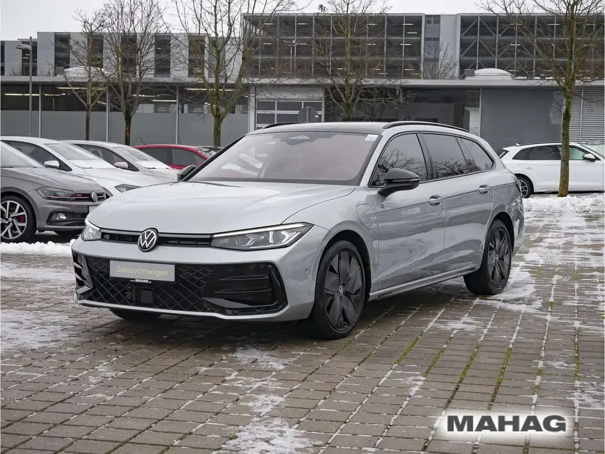 Gebraucht VW Passat R-line 177 PS (130 kW) 2025 Oyster silver metallic/grenadi Kombi