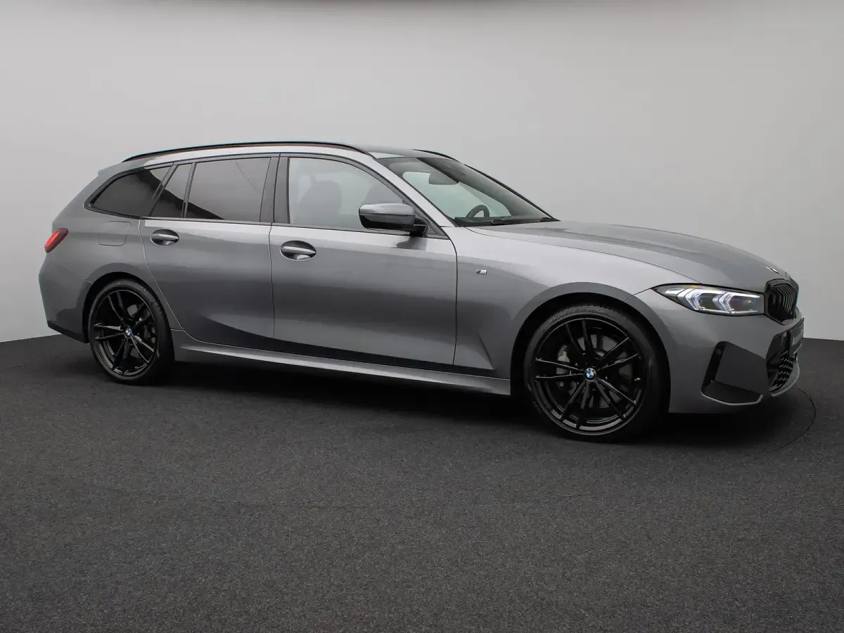 Gebraucht BMW 330 M Sport 245 PS (180 kW) 2023 Skyscraper grauc4wschwarz Limousine